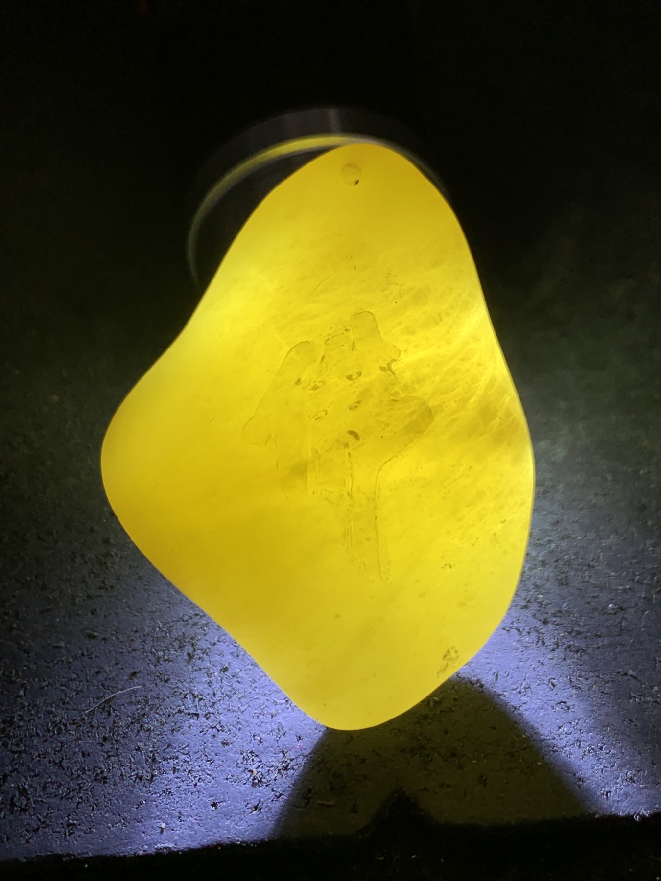 精美岫玉手工雕刻佛字吊坠（把件）一个