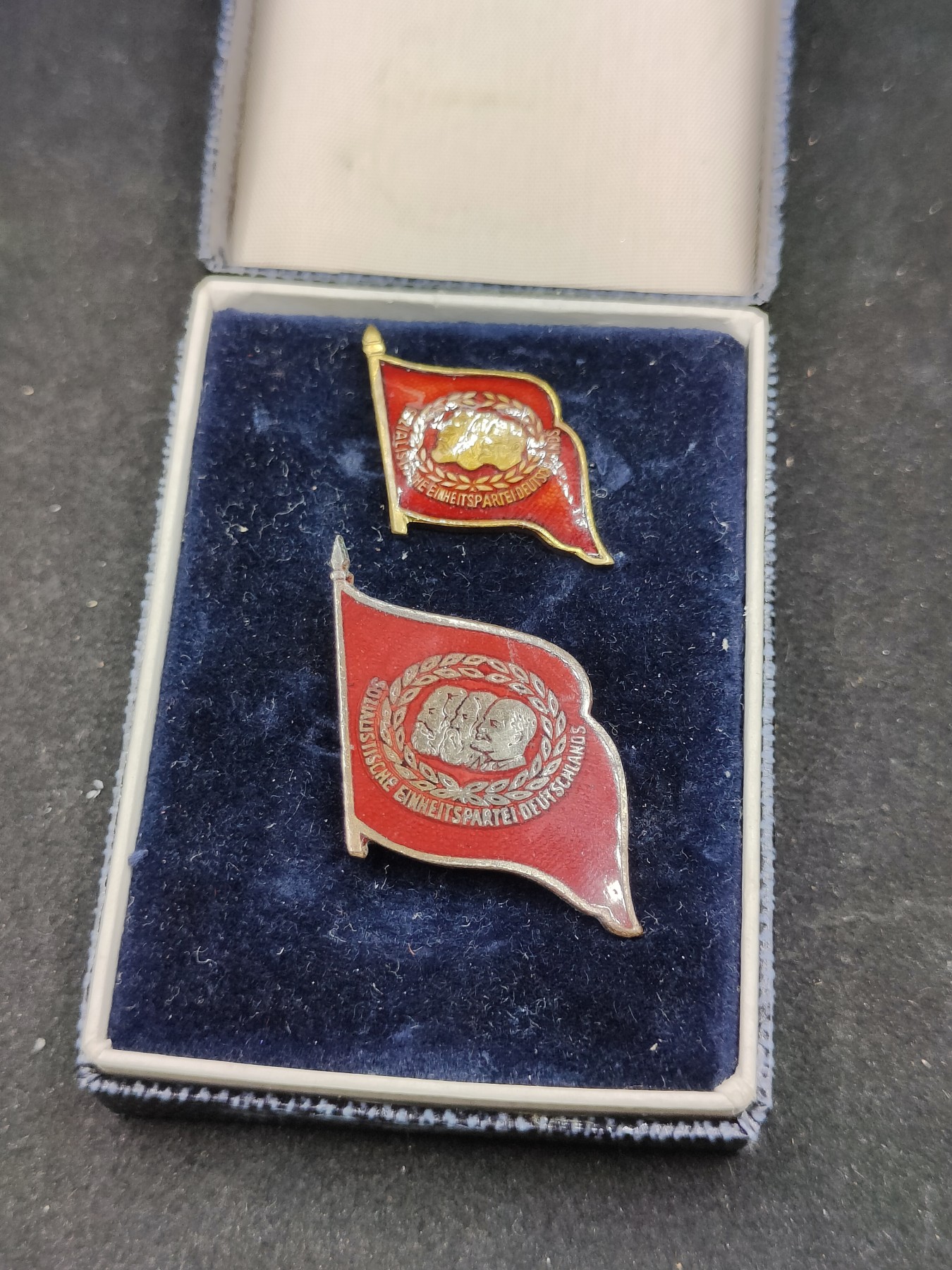 全场0元起拍 第91期 咸鱼国勋章拍卖专场 9月17日（周日）下午6：00开始 东德统一社会党 马列恩红旗章 长期党龄证章一套