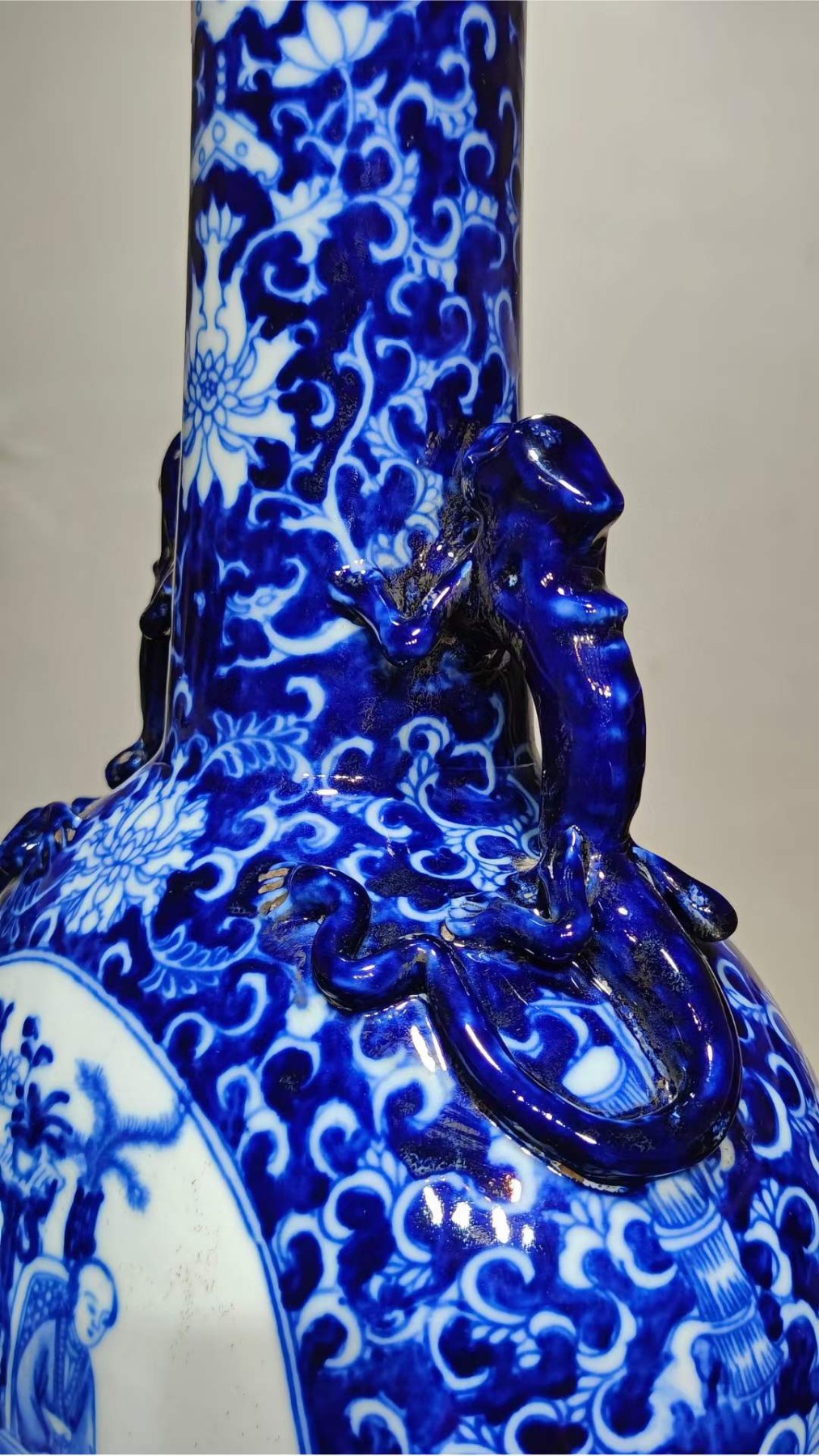 美品·款识“大清康熙年制”精工细作满工青花留白花卉缠枝莲两面开窗仕女图纹螭龙贯耳抱月瓶。