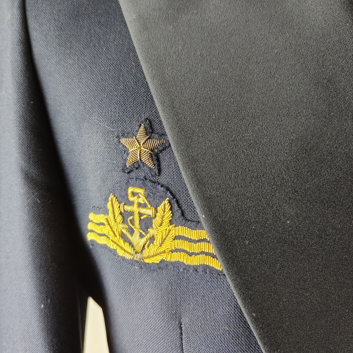 全场0元起拍 第91期 咸鱼国勋章拍卖专场 9月17日（周日）下午6：00开始 西德海军晚礼服一套 刺绣技能章 胸围106 肩宽48 衣长80 袖长66腰围84 裤长105