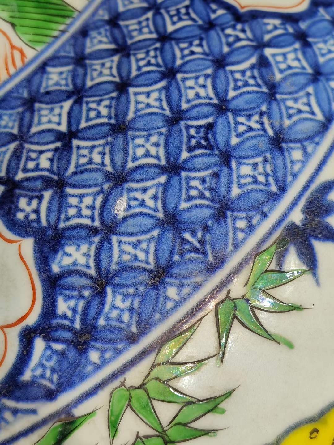 美品·款识“大明宣德年制”精工细作满工青花五彩螭龙纹天球瓶。