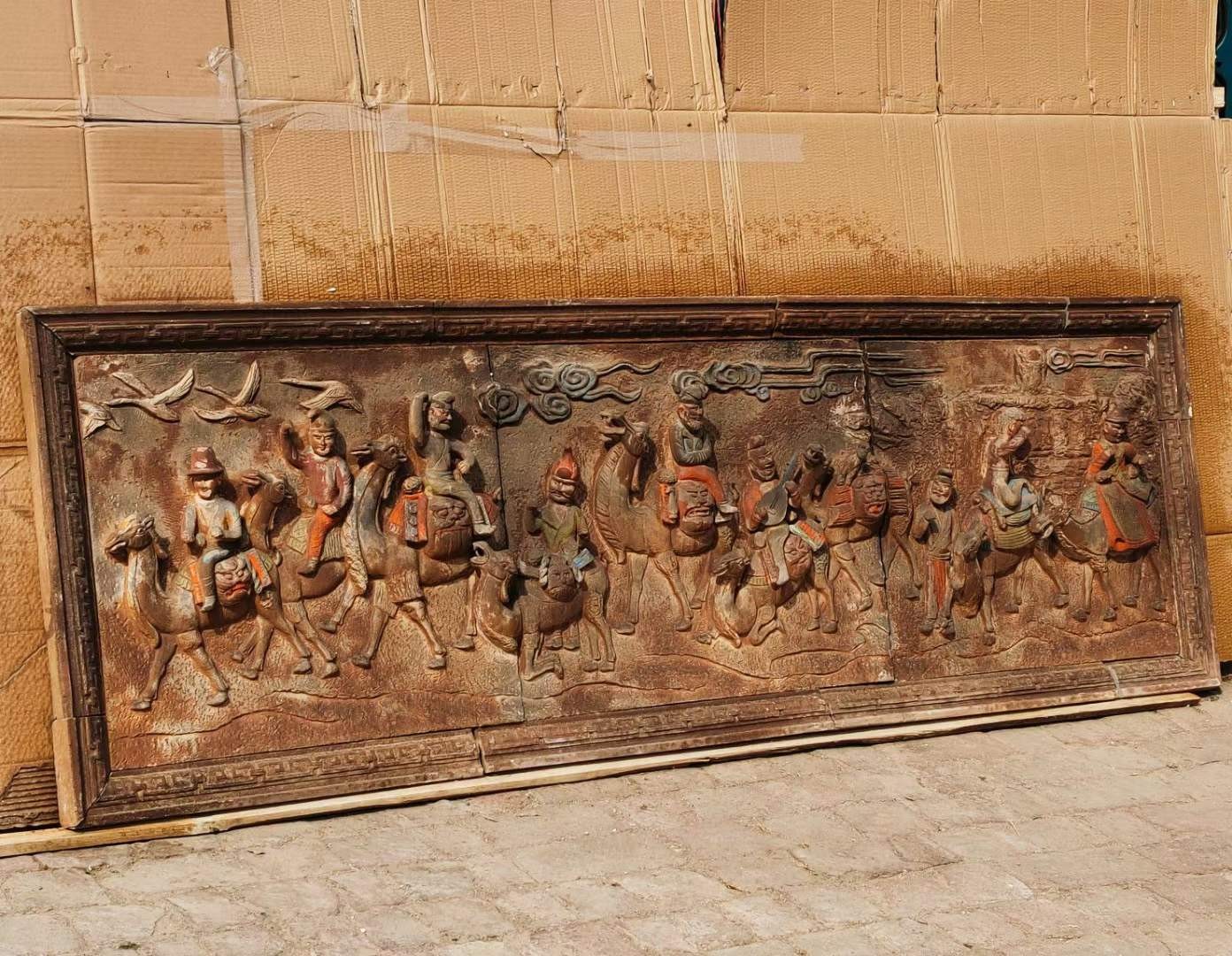 美品·精工老汉砖·层雕、浮雕·“丝绸之路”人物骆驼纹汉砖一套。立体高浮雕，颜色艳丽，手工雕塑，成色如图 美品·精工老汉砖·层雕、浮雕·“丝绸之路”人物骆驼纹汉砖一套。立体高浮雕，颜色艳丽，手工雕塑，成色如图