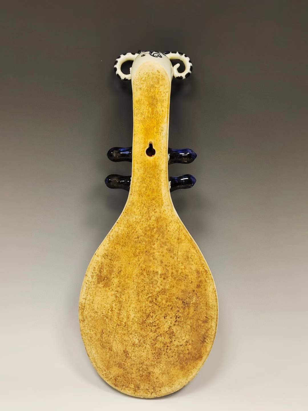 美品.款识“大明宣德年制”精工细作满工青花缠枝莲龙凤纹刻瓷羊头琴