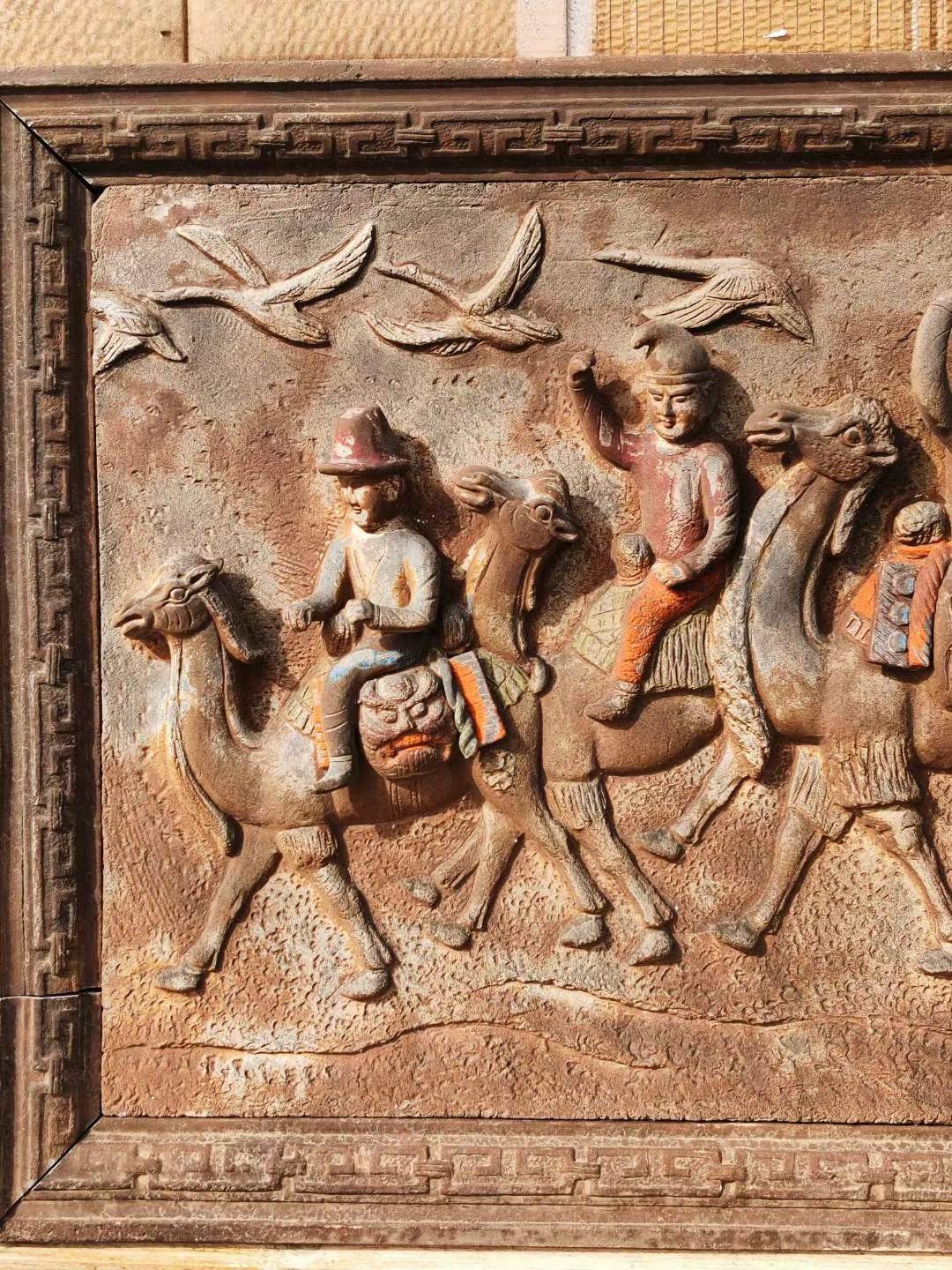 美品·精工老汉砖·层雕、浮雕·“丝绸之路”人物骆驼纹汉砖一套。立体高浮雕，颜色艳丽，手工雕塑，成色如图 美品·精工老汉砖·层雕、浮雕·“丝绸之路”人物骆驼纹汉砖一套。立体高浮雕，颜色艳丽，手工雕塑，成色如图