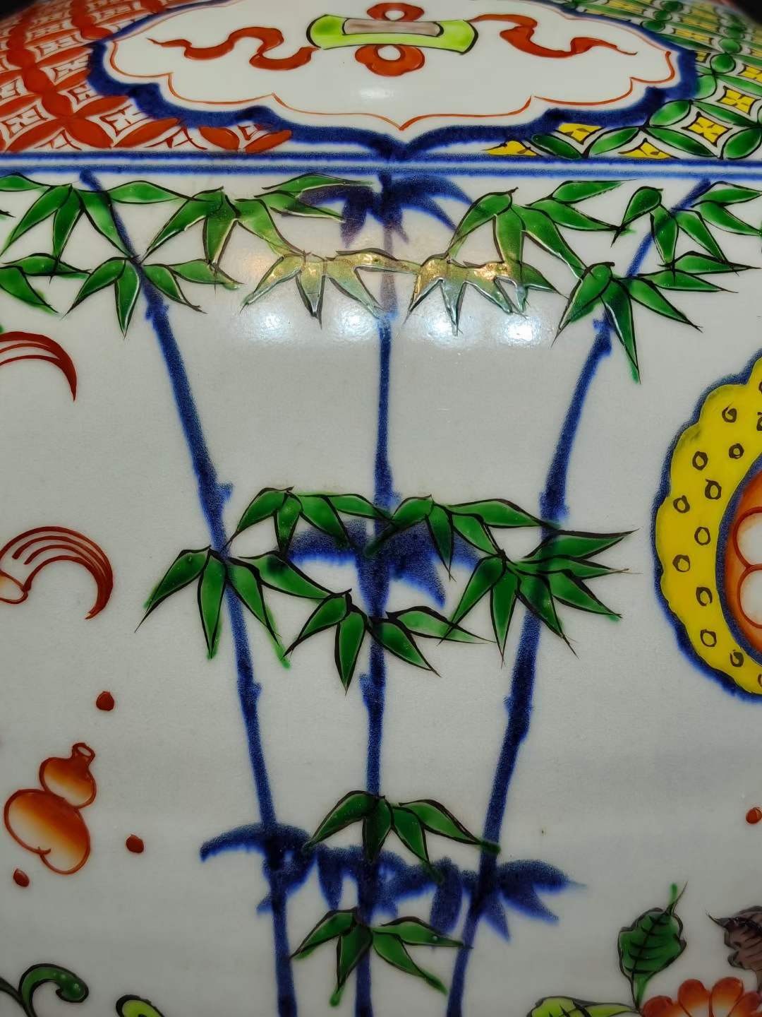 美品·款识“大明宣德年制”精工细作满工青花五彩螭龙纹天球瓶。