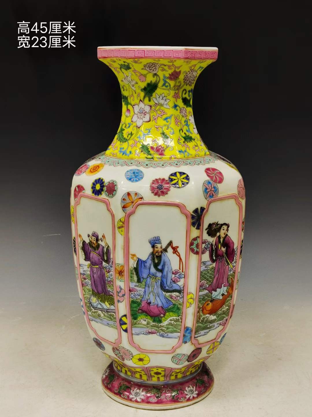 美品·款识“大清乾隆年制”精工细作满工粉彩八面开窗八仙过海纹瓜棱尊瓶。 美品·款识“大清乾隆年制”精工细作满工粉彩八面开窗八仙过海纹瓜棱尊瓶。