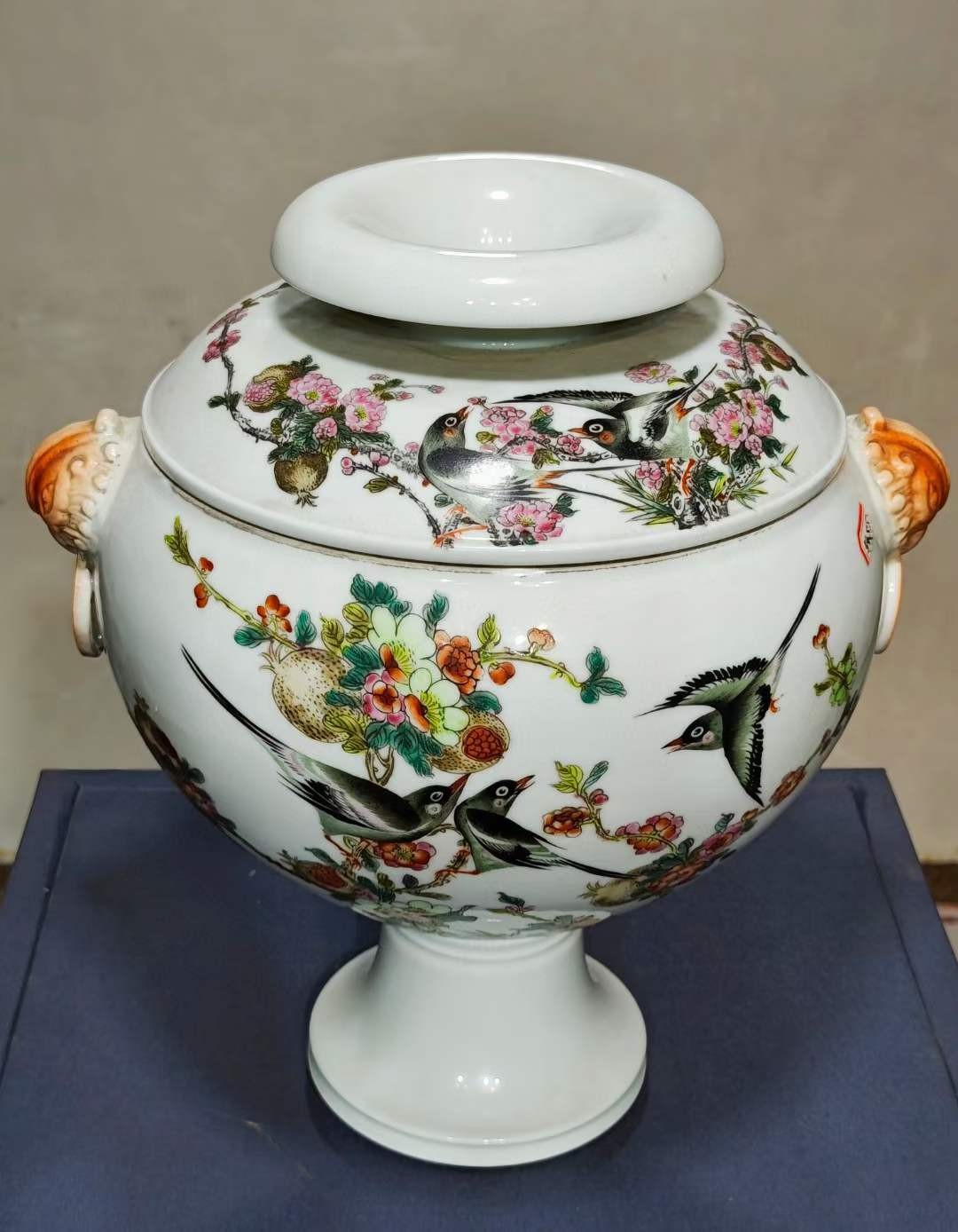 粉彩獅子紋盤 睿邸退思堂製 款 唐物 中国古玩 中国美術 A746 美品·款识“居仁堂制”精工细作满工粉彩“石榴喜鹊花鸟”纹兽首贯耳