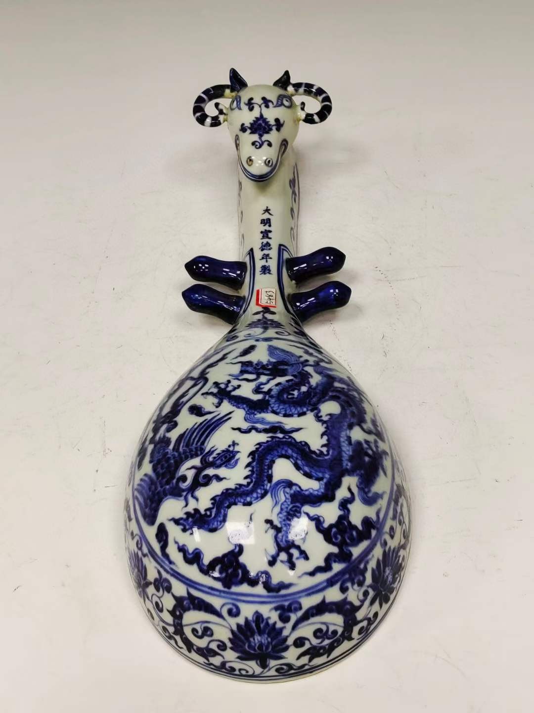 美品.款识“大明宣德年制”精工细作满工青花缠枝莲龙凤纹刻瓷羊头琴
