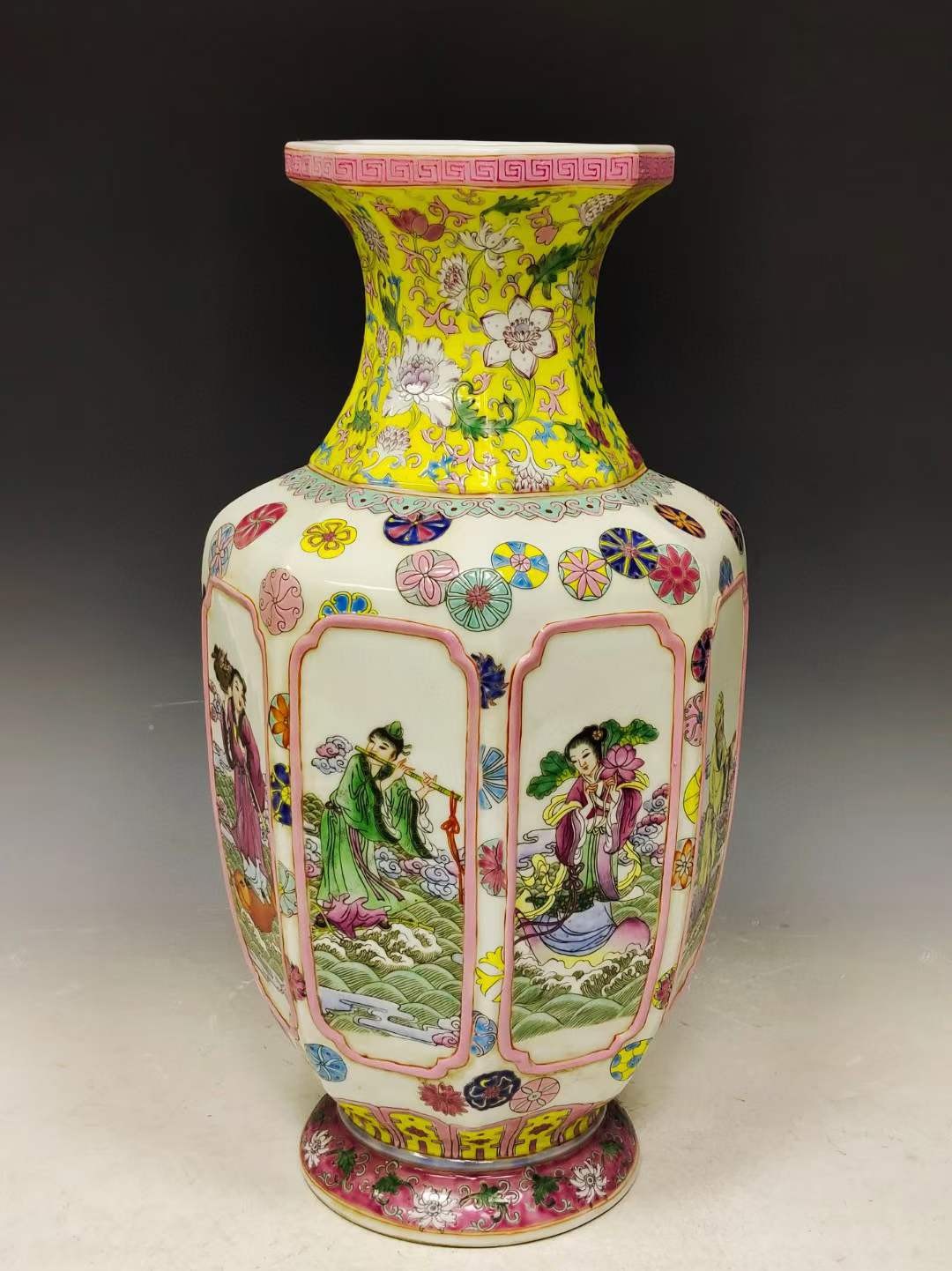 美品·款识“大清乾隆年制”精工细作满工粉彩八面开窗八仙过海纹瓜棱尊瓶。 美品·款识“大清乾隆年制”精工细作满工粉彩八面开窗八仙过海纹瓜棱尊瓶。