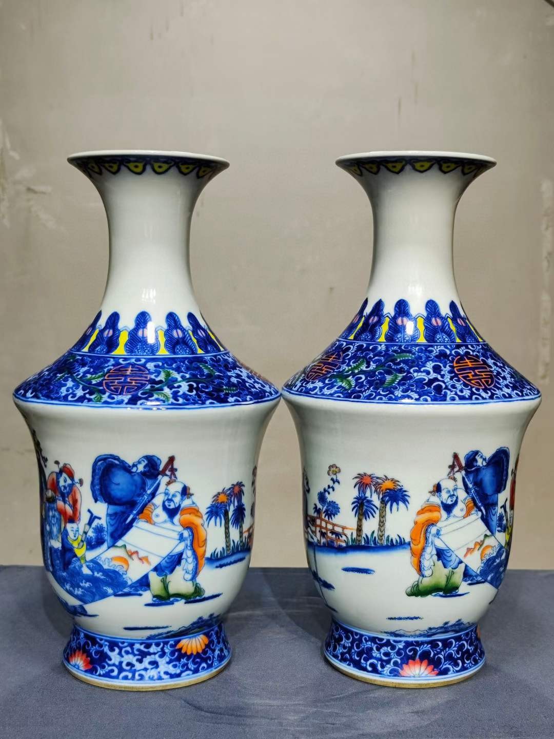 美品·款识“大清咸丰年制”精工细作满工青花粉彩八仙纹赏瓶一对。