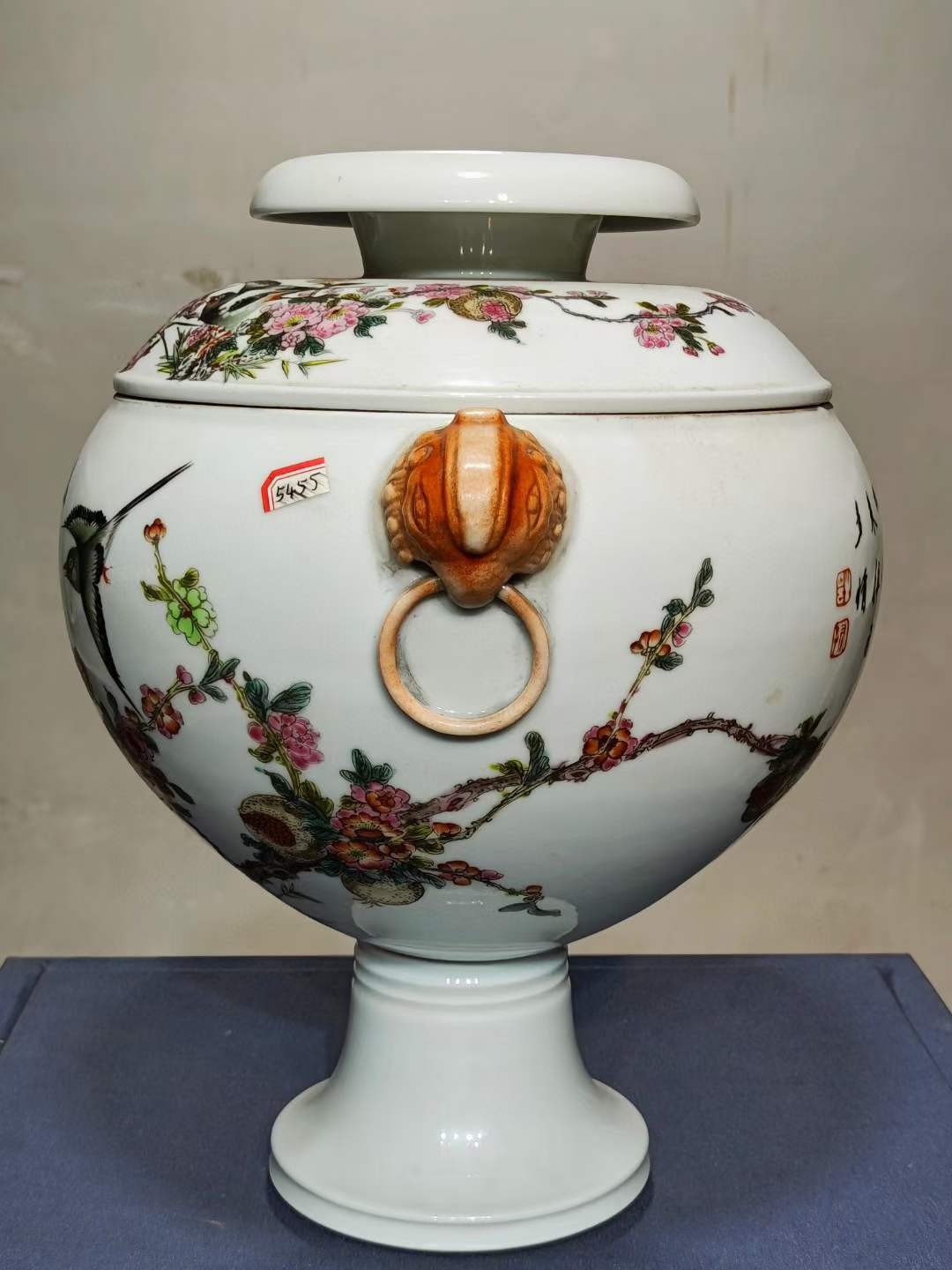 美品·款识“居仁堂制”精工细作满工粉彩“石榴喜鹊花鸟”纹兽首贯耳