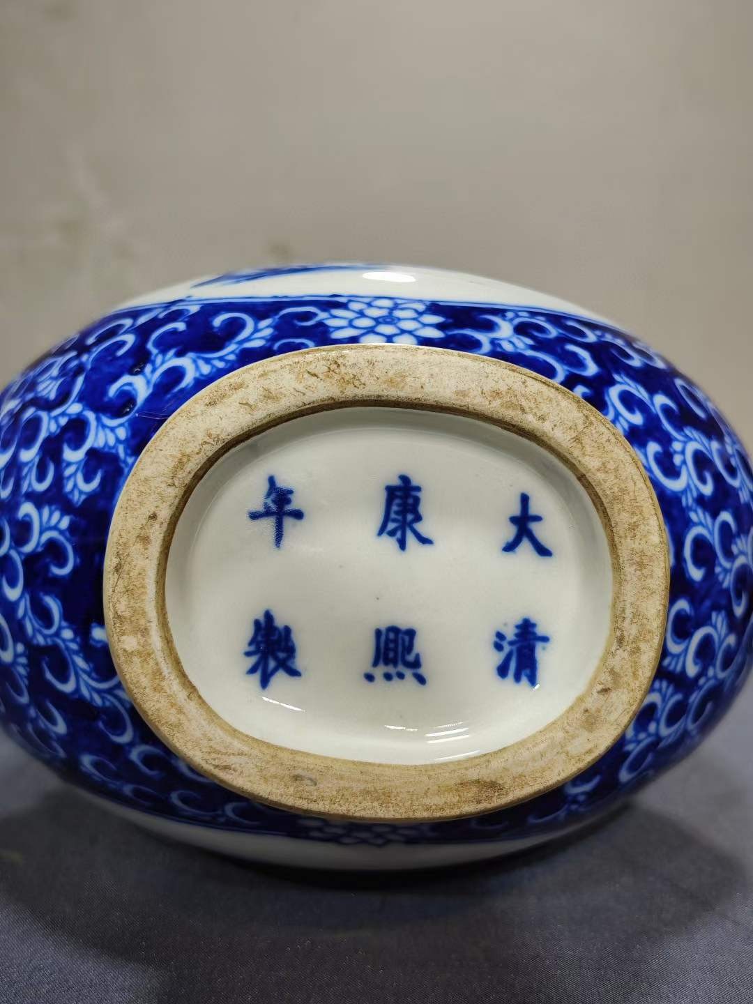 美品·款识“大清康熙年制”精工细作满工青花留白花卉缠枝莲两面开窗仕女图纹螭龙贯耳抱月瓶。