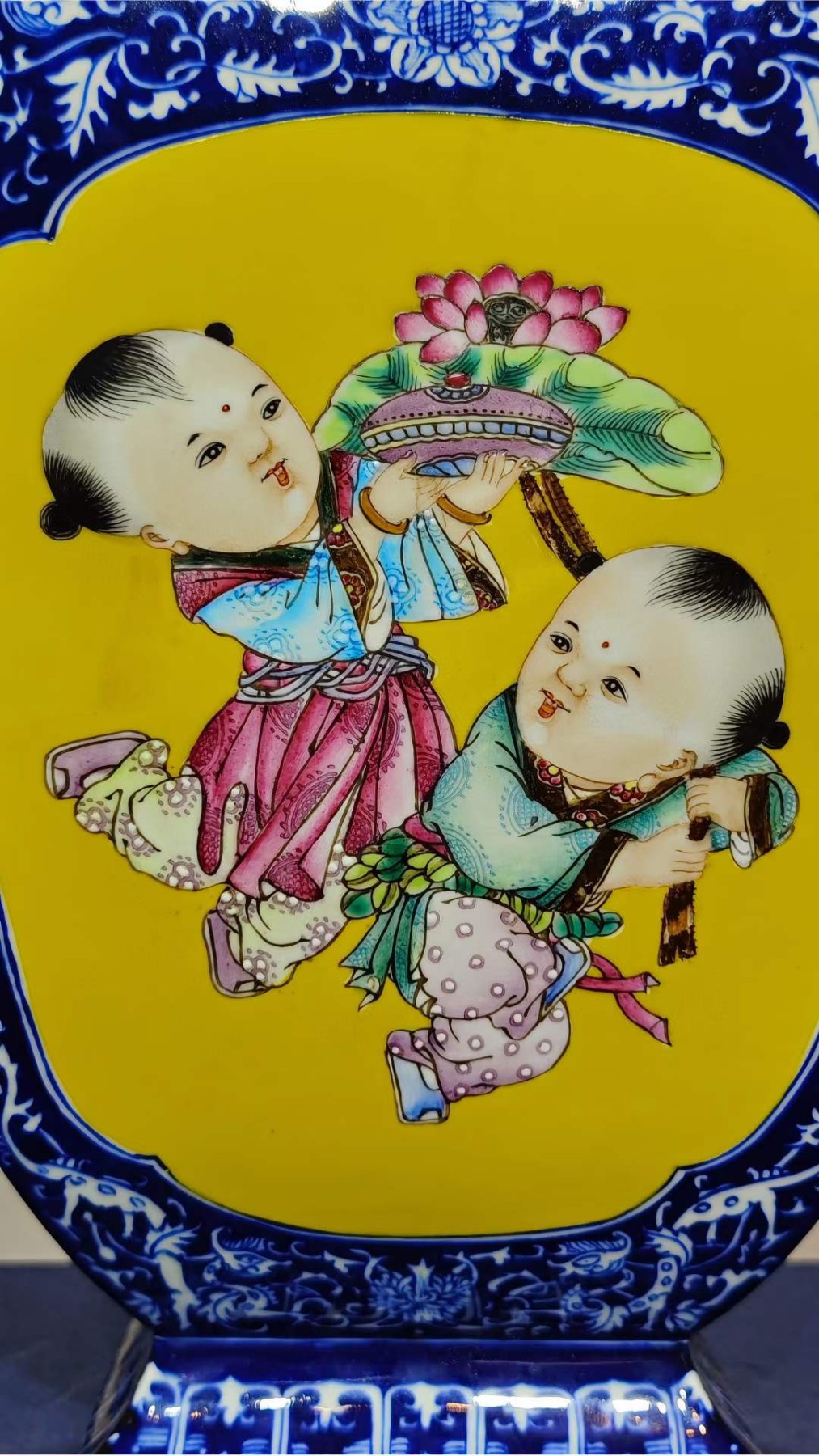 美品·款识“大清乾隆年制”精工细作满工青花四面开窗黄釉粉彩婴戏纹四棱方瓶。