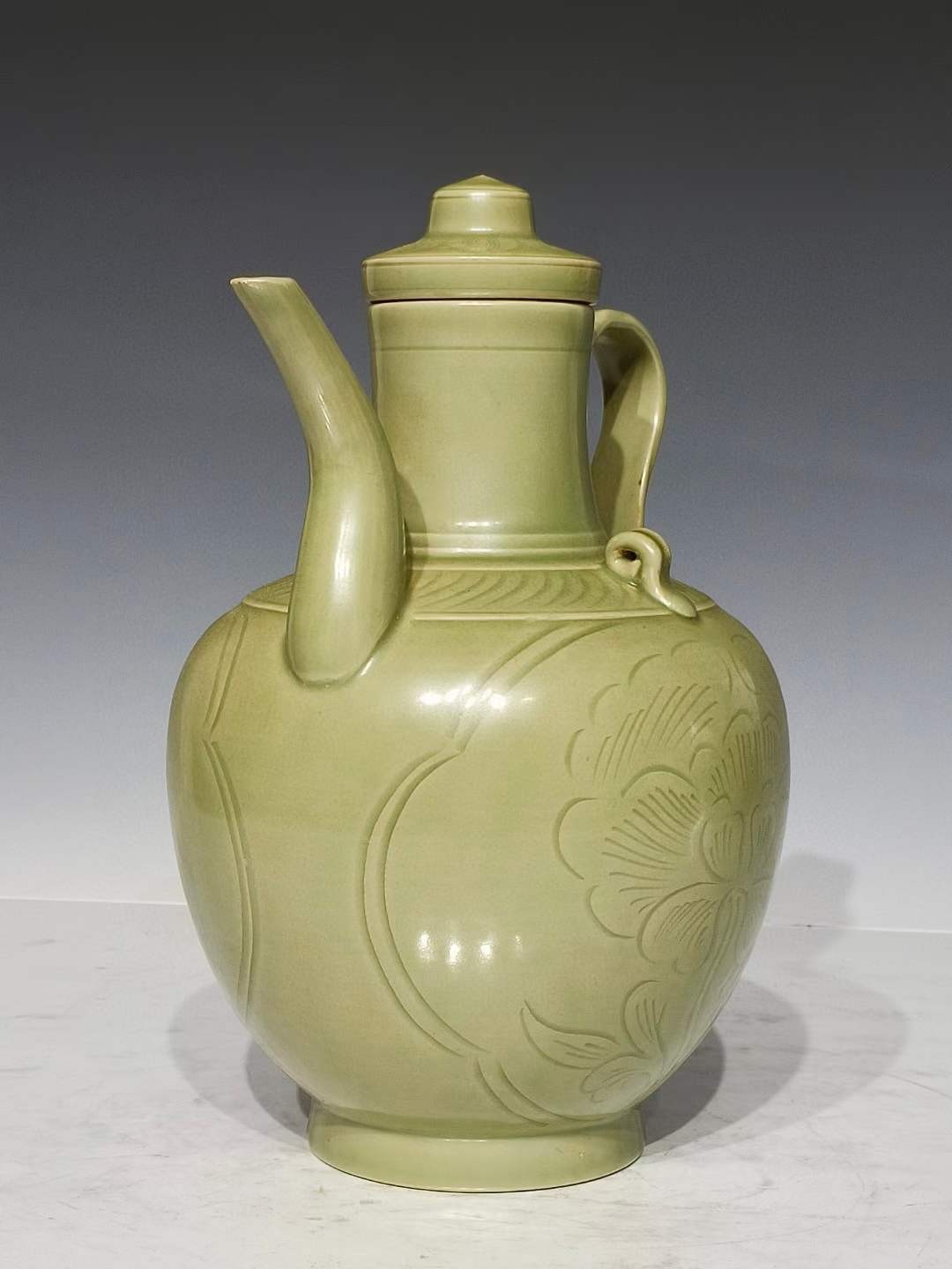 美品·精工细作满工越窑青瓷暗饰刻瓷花卉纹执壶。