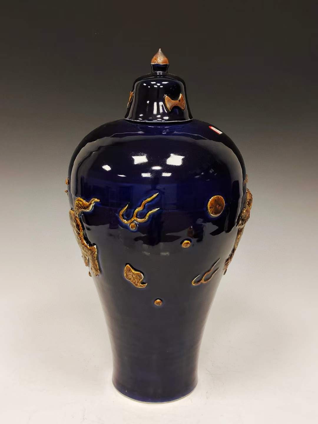美品.精品霁蓝釉刻瓷浮雕麒麟纹带盖梅瓶一对