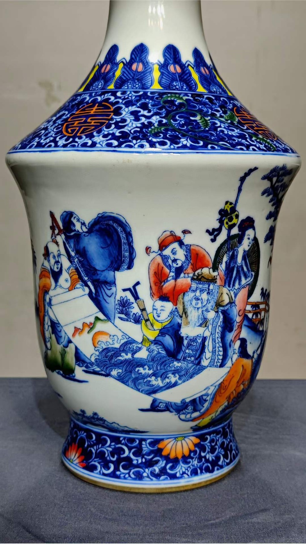 美品·款识“大清咸丰年制”精工细作满工青花粉彩八仙纹赏瓶一对。