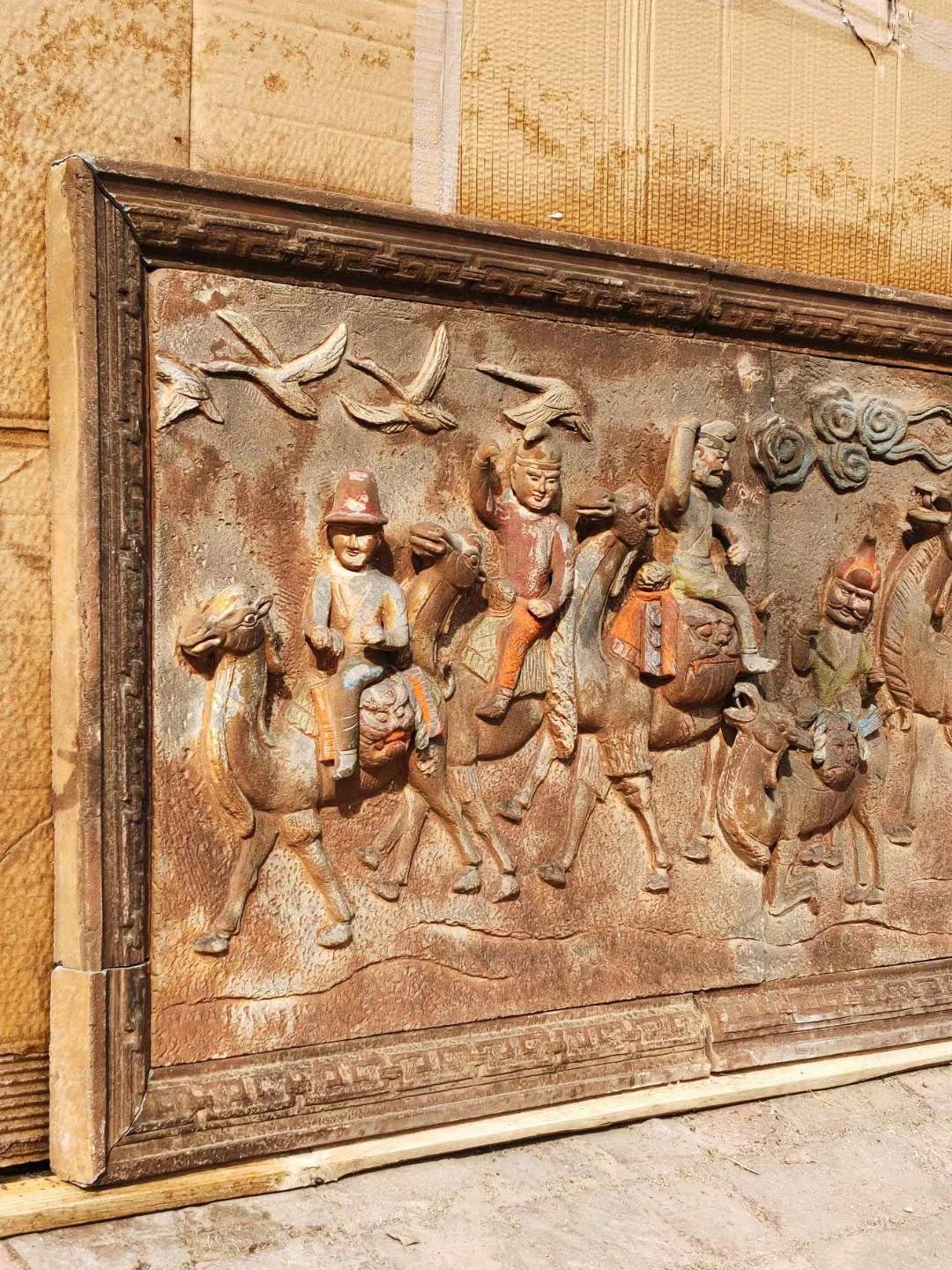 美品·精工老汉砖·层雕、浮雕·“丝绸之路”人物骆驼纹汉砖一套。立体高浮雕，颜色艳丽，手工雕塑，成色如图 美品·精工老汉砖·层雕、浮雕·“丝绸之路”人物骆驼纹汉砖一套。立体高浮雕，颜色艳丽，手工雕塑，成色如图