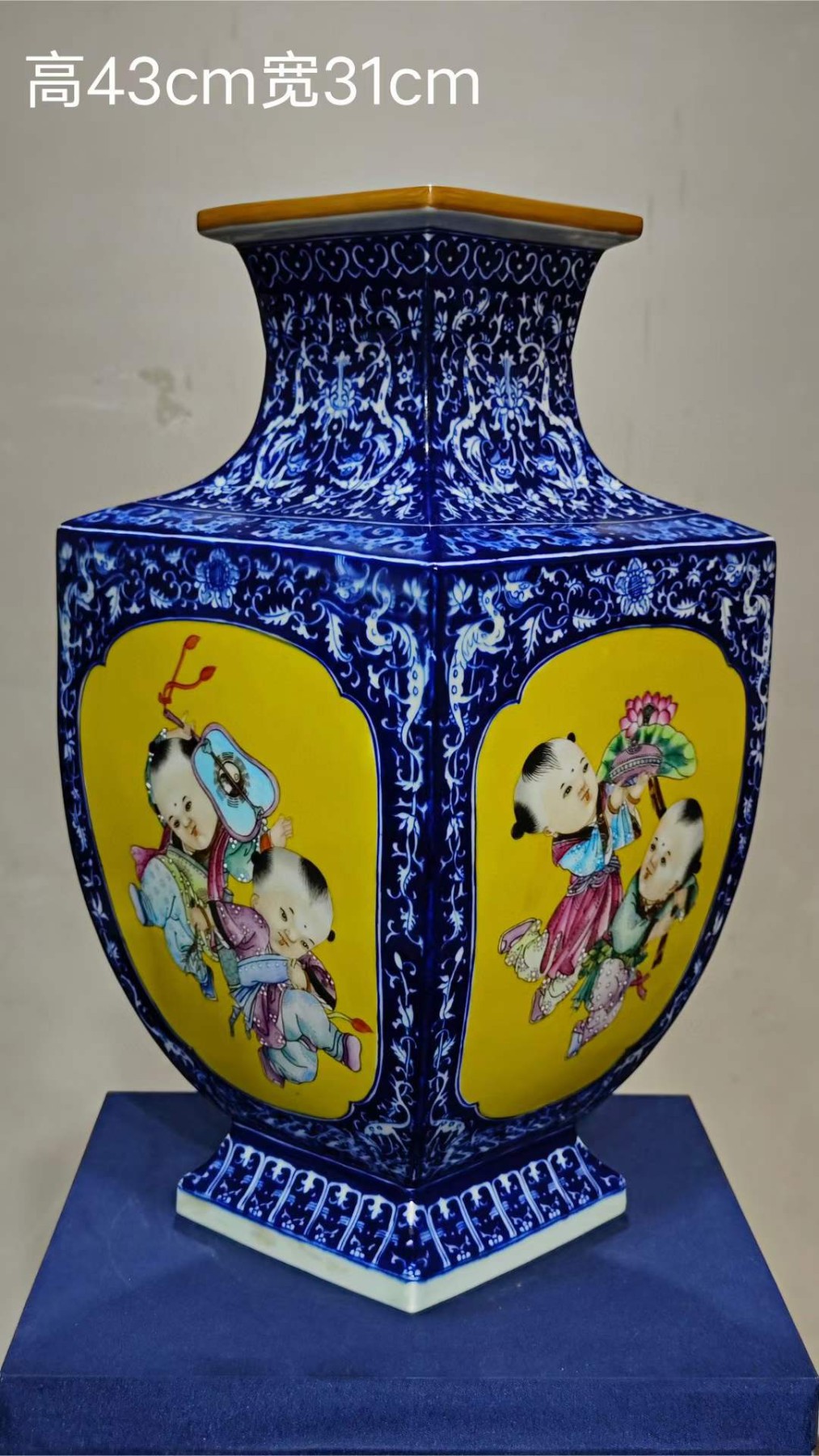 美品·款识“大清乾隆年制”精工细作满工青花四面开窗黄釉粉彩婴戏纹四棱方瓶。