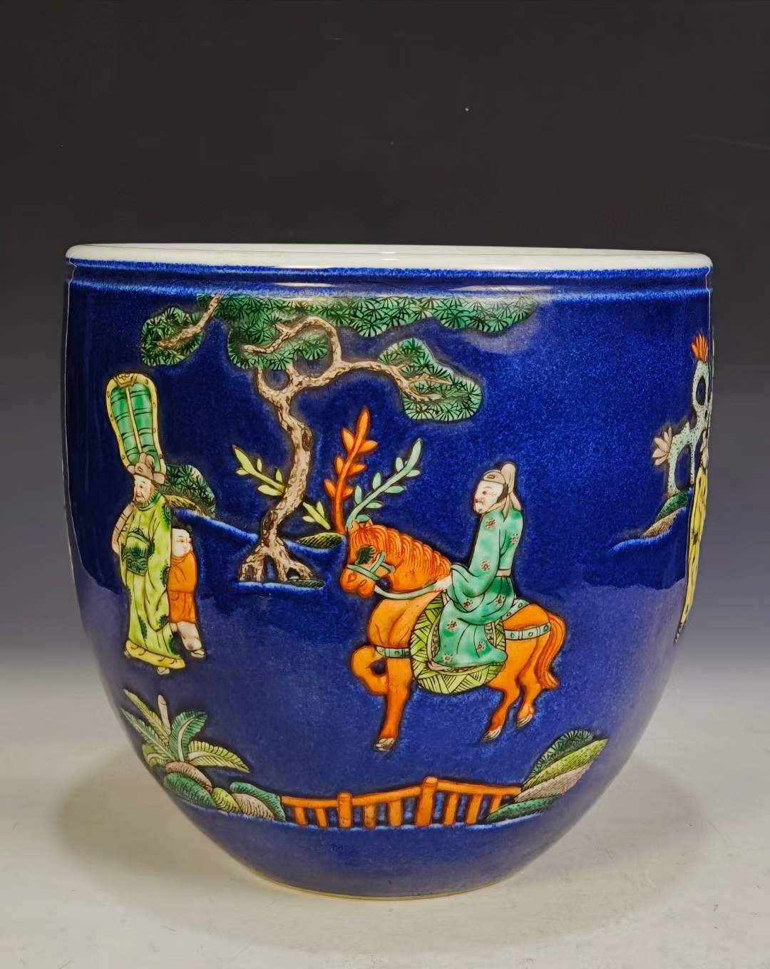 美品·款识“慎德堂博古制”精工细作满工洒蓝釉刻瓷人物纹卷缸。