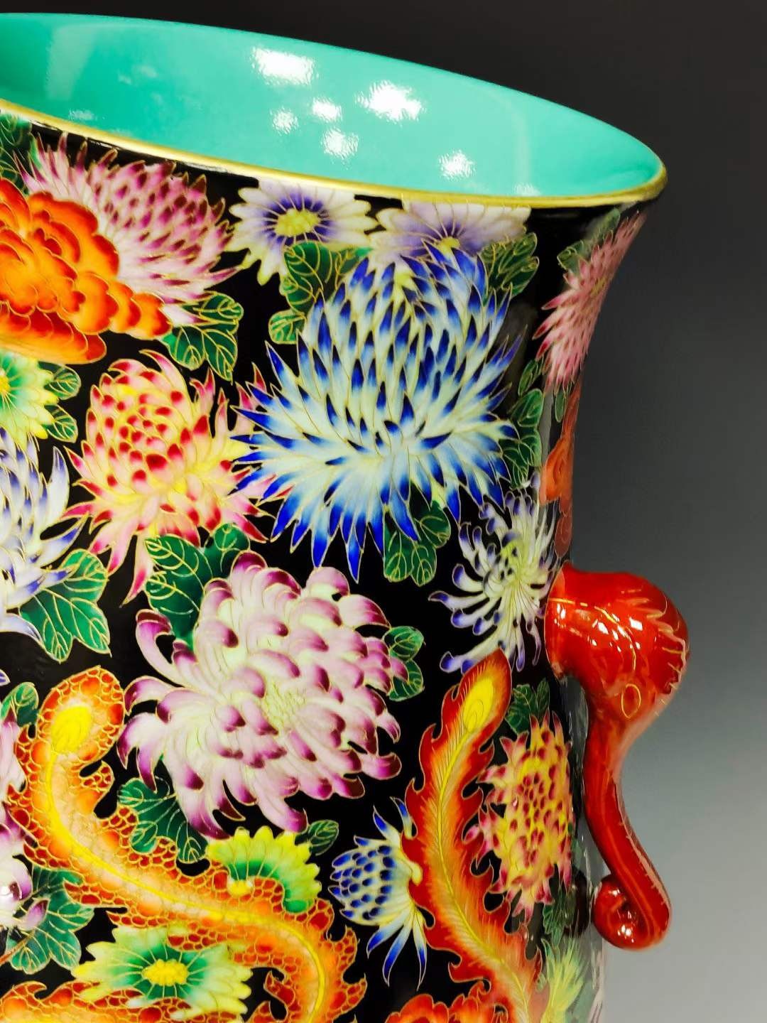 美品·款识“大清乾隆年制”精工细作满工描金掐丝珐琅彩龙凤穿花纹象耳尊。 美品·款识“大清乾隆年制”精工细作满工描金掐丝珐琅彩龙凤穿花纹象耳尊。