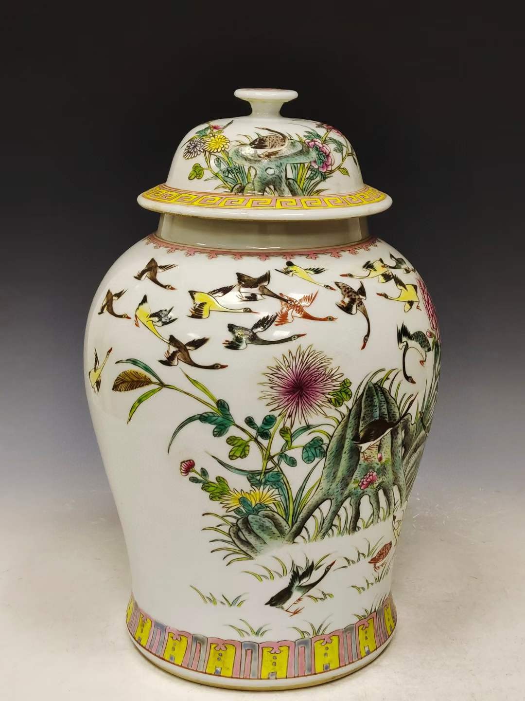 美品.款识“大清嘉庆年制”精工细作满工官窑粉彩大雁纹将军罐一对