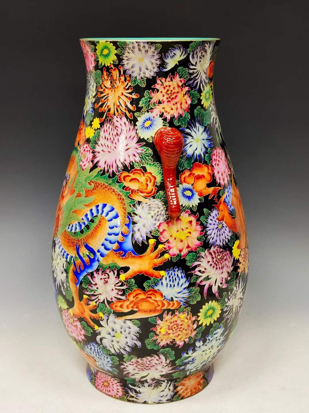 美品·款识“大清乾隆年制”精工细作满工描金掐丝珐琅彩龙凤穿花纹象耳尊。 美品·款识“大清乾隆年制”精工细作满工描金掐丝珐琅彩龙凤穿花纹象耳尊。