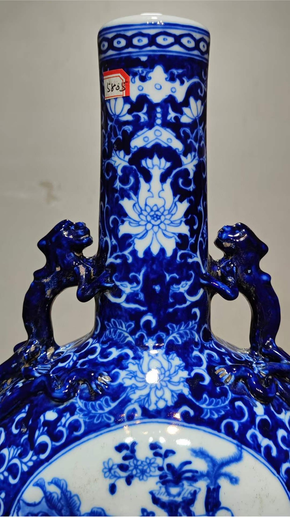 美品·款识“大清康熙年制”精工细作满工青花留白花卉缠枝莲两面开窗仕女图纹螭龙贯耳抱月瓶。