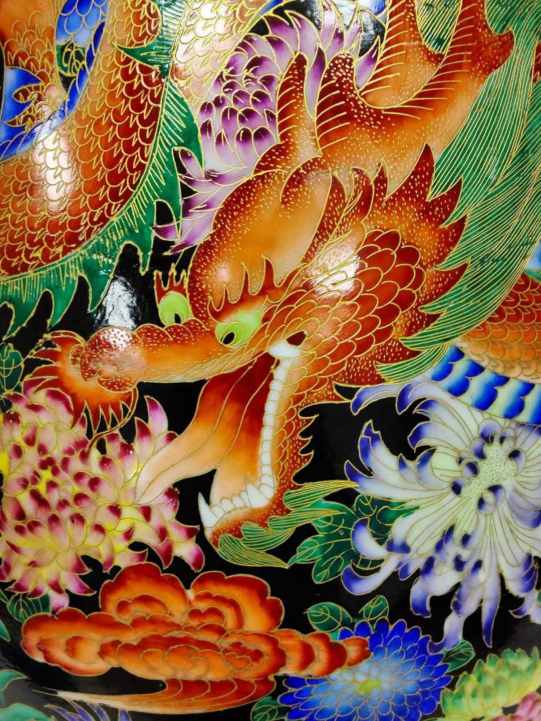 美品·款识“大清乾隆年制”精工细作满工描金掐丝珐琅彩龙凤穿花纹象耳尊。 美品·款识“大清乾隆年制”精工细作满工描金掐丝珐琅彩龙凤穿花纹象耳尊。