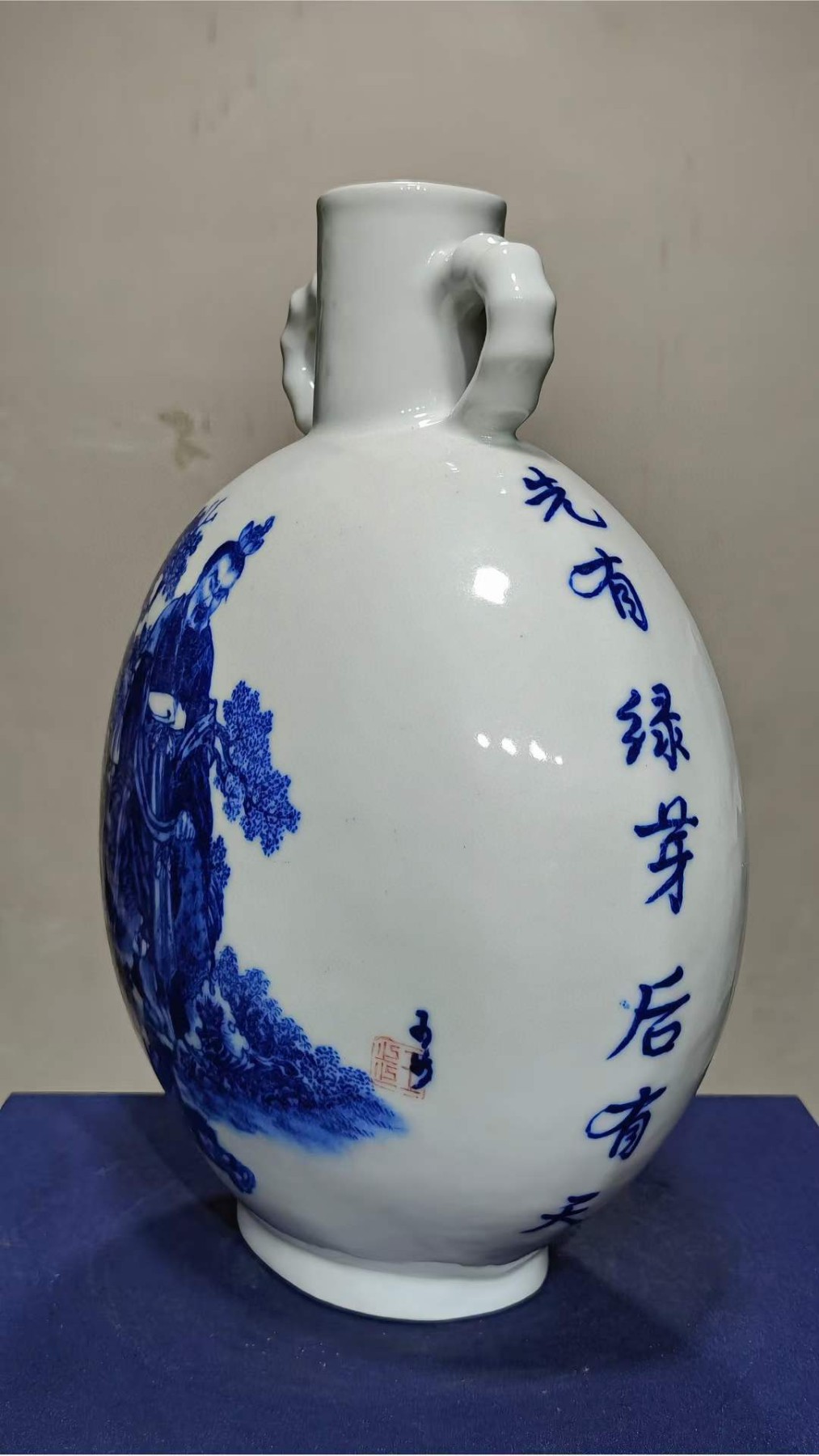 美品·王步作品·精工细作满工青花开窗“张天师”“金鹰”纹抱月瓶。 “先有绿芽后有天，我比天来还在先”