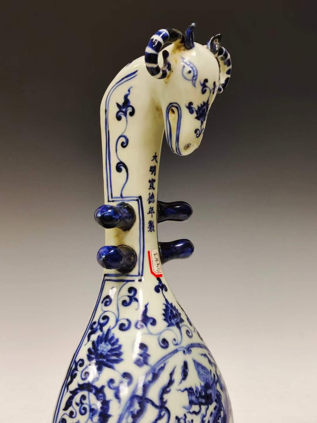 美品.款识“大明宣德年制”精工细作满工青花缠枝莲龙凤纹刻瓷羊头琴