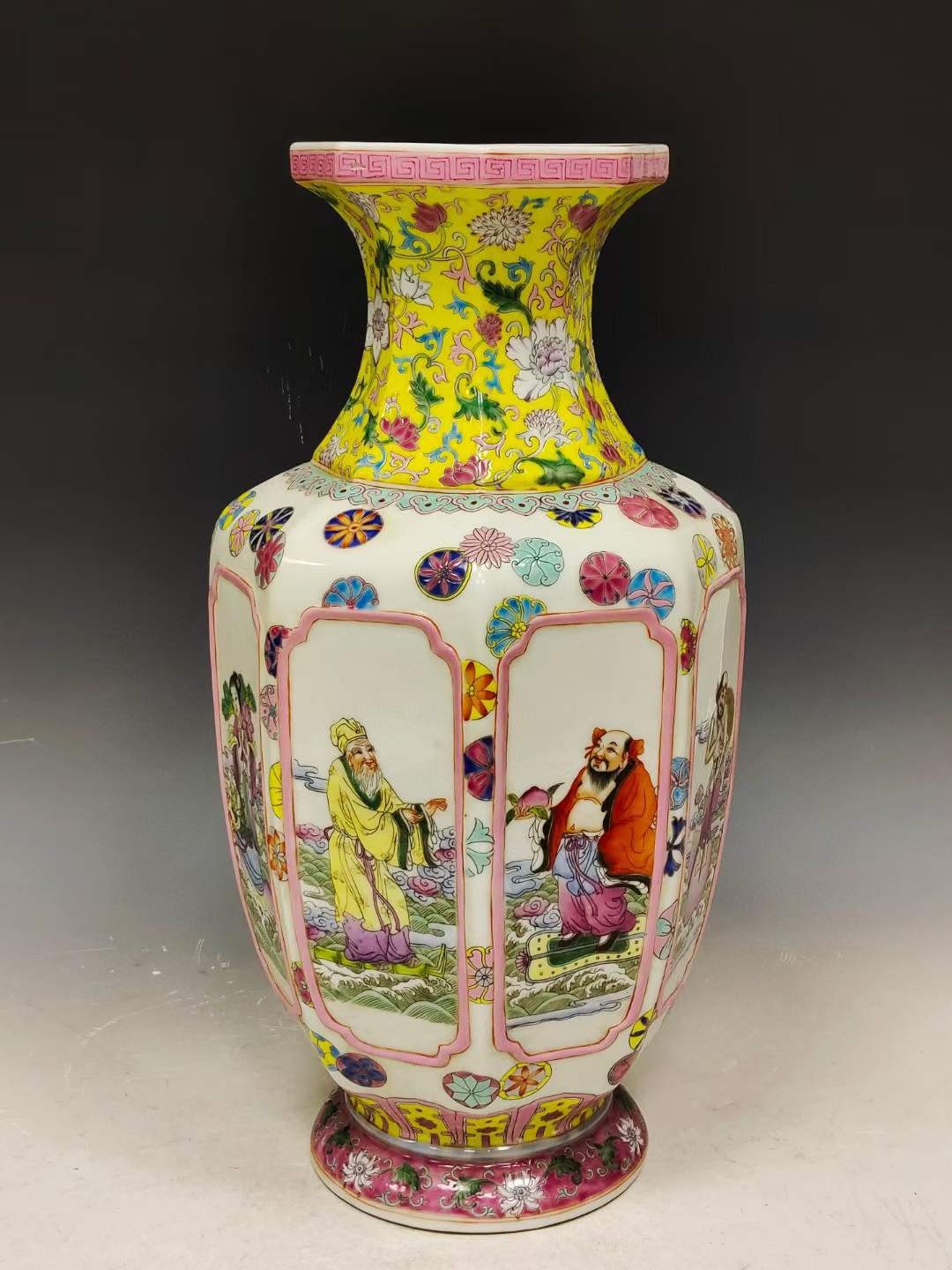 美品·款识“大清乾隆年制”精工细作满工粉彩八面开窗八仙过海纹瓜棱尊瓶。 美品·款识“大清乾隆年制”精工细作满工粉彩八面开窗八仙过海纹瓜棱尊瓶。