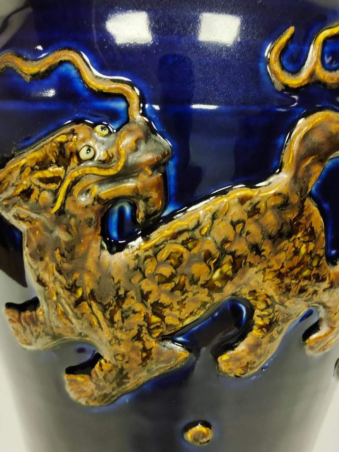 美品.精品霁蓝釉刻瓷浮雕麒麟纹带盖梅瓶一对