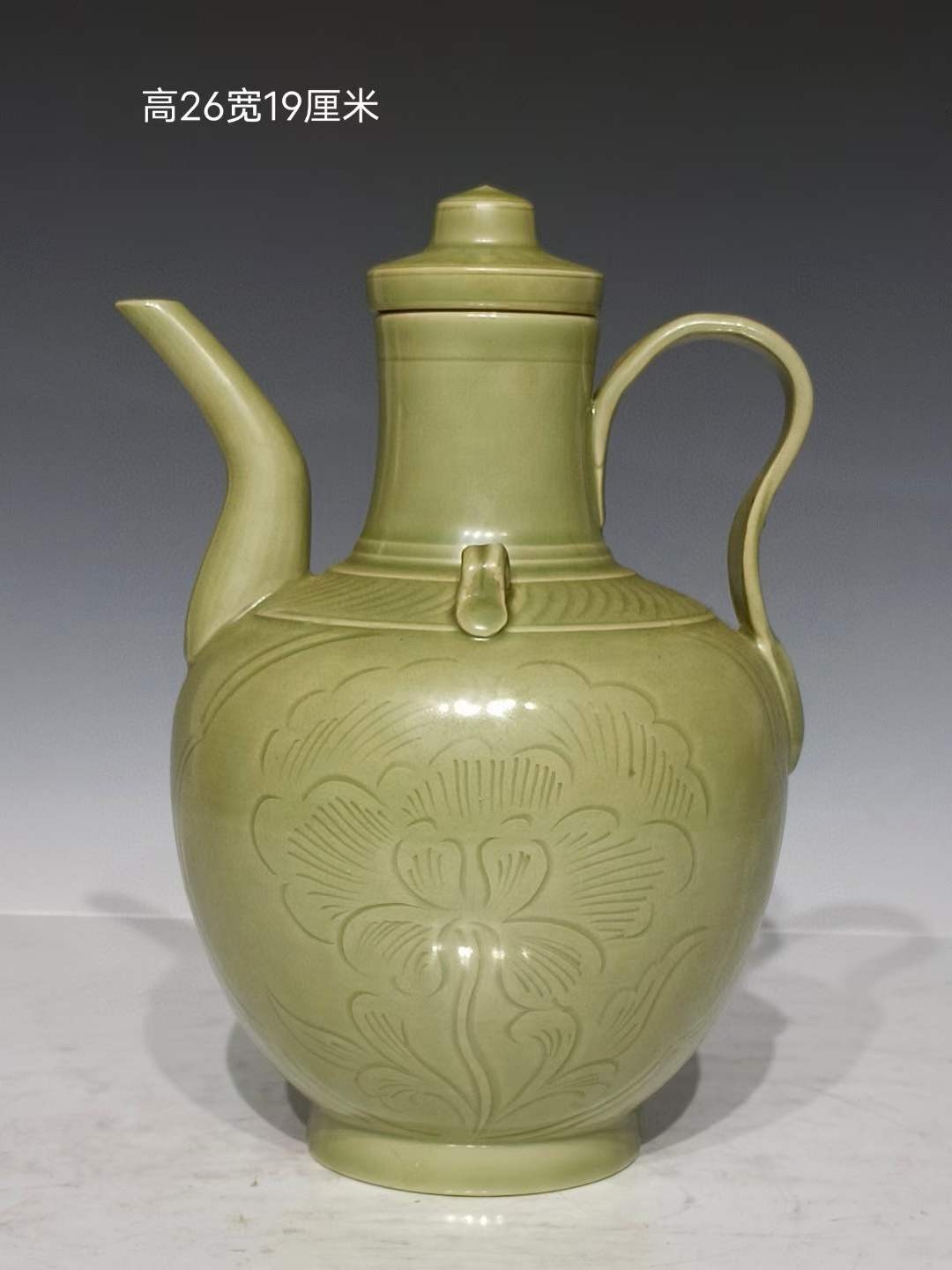 美品·精工细作满工越窑青瓷暗饰刻瓷花卉纹执壶。