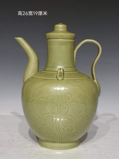 美品·精工细作满工越窑青瓷暗饰刻瓷花卉纹执壶。 - 美品·精工细作满工越窑青瓷暗饰刻瓷花卉纹执壶。