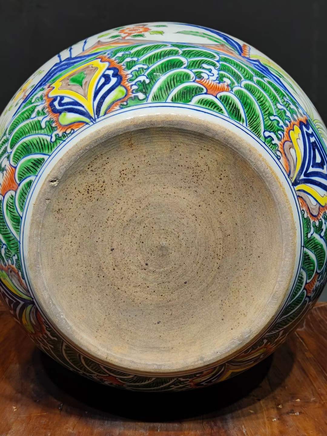 美品·款识“大明宣德年制”精工细作满工青花五彩螭龙纹天球瓶。