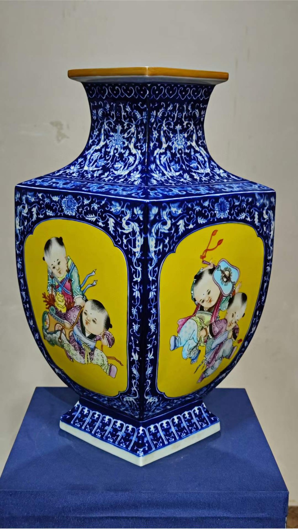 美品·款识“大清乾隆年制”精工细作满工青花四面开窗黄釉粉彩婴戏纹四棱方瓶。