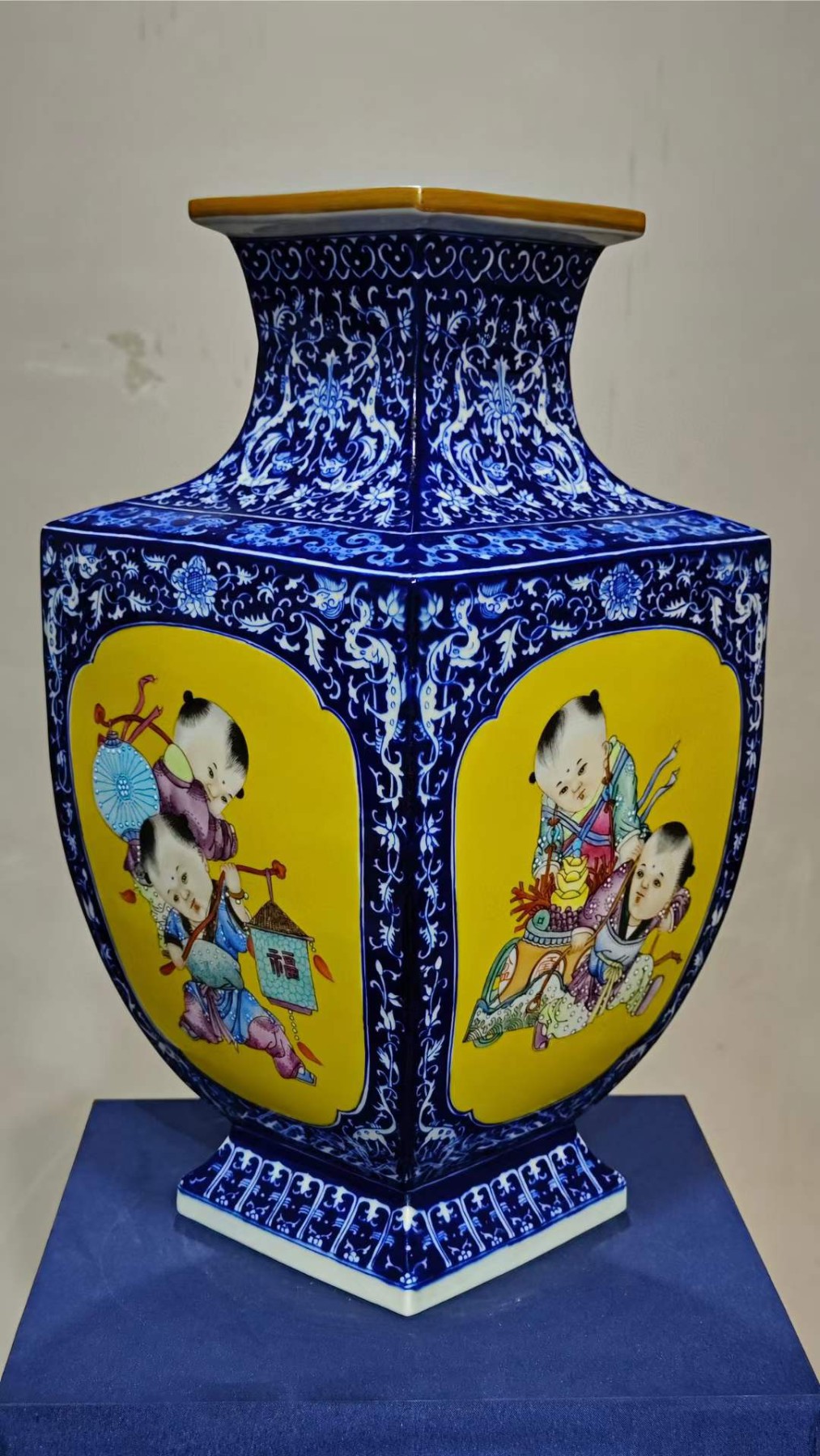 美品·款识“大清乾隆年制”精工细作满工青花四面开窗黄釉粉彩婴戏纹四棱方瓶。