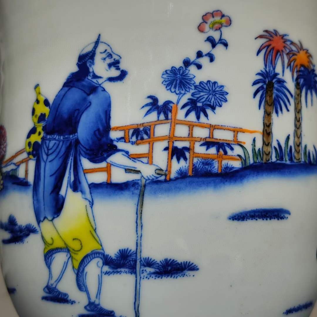 美品·款识“大清咸丰年制”精工细作满工青花粉彩八仙纹赏瓶一对。