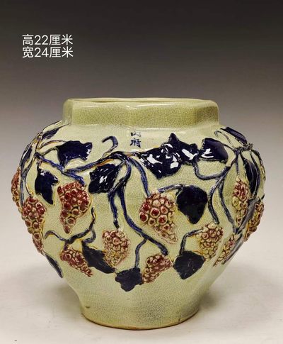 美品·“内府”款精工细作满工柴窑精绘青花釉里红刻瓷浮雕葡萄纹瓜棱罐。 - 美品·“内府”款精工细作满工柴窑精绘青花釉里红刻瓷浮雕葡萄纹瓜棱罐。