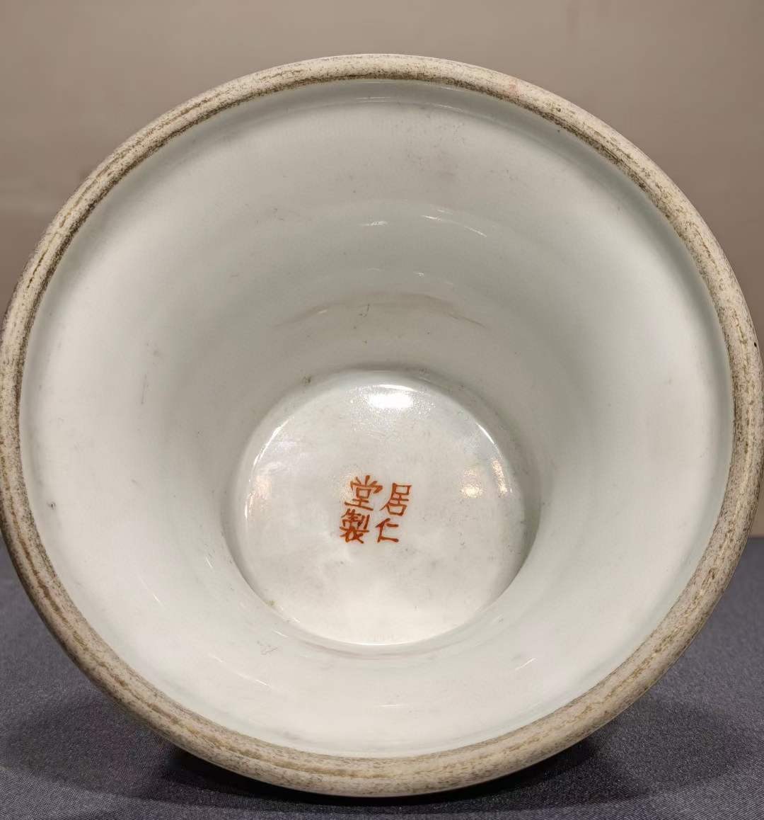 美品·款识“居仁堂制”精工细作满工粉彩“石榴喜鹊花鸟”纹兽首贯耳三体高足盖罐。 美品·款识“居仁堂制”精工细作满工粉彩“石榴喜鹊花鸟”纹兽首贯耳三体高足盖罐。