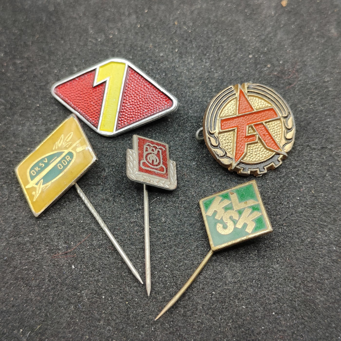 全场0元起拍 第91期 咸鱼国勋章拍卖专场 9月17日（周日）下午6：00开始 东德徽章一组