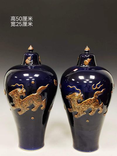 美品.精品霁蓝釉刻瓷浮雕麒麟纹带盖梅瓶一对 - 美品.精品霁蓝釉刻瓷浮雕麒麟纹带盖梅瓶一对