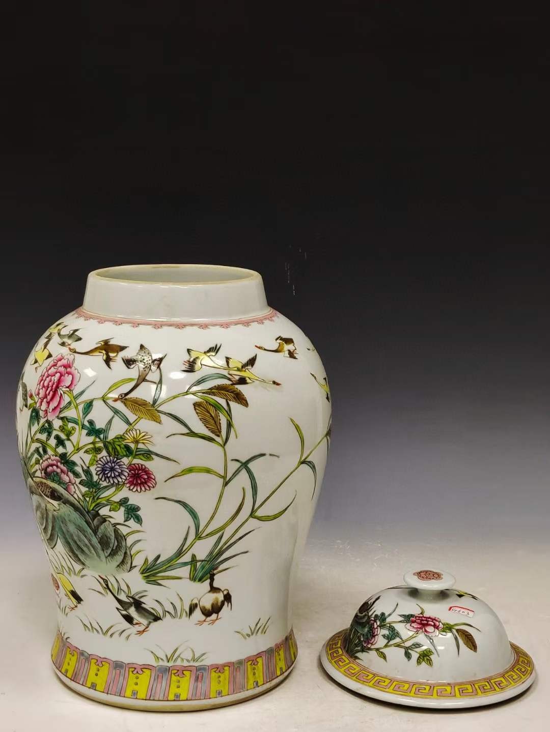 美品.款识“大清嘉庆年制”精工细作满工官窑粉彩大雁纹将军罐一对