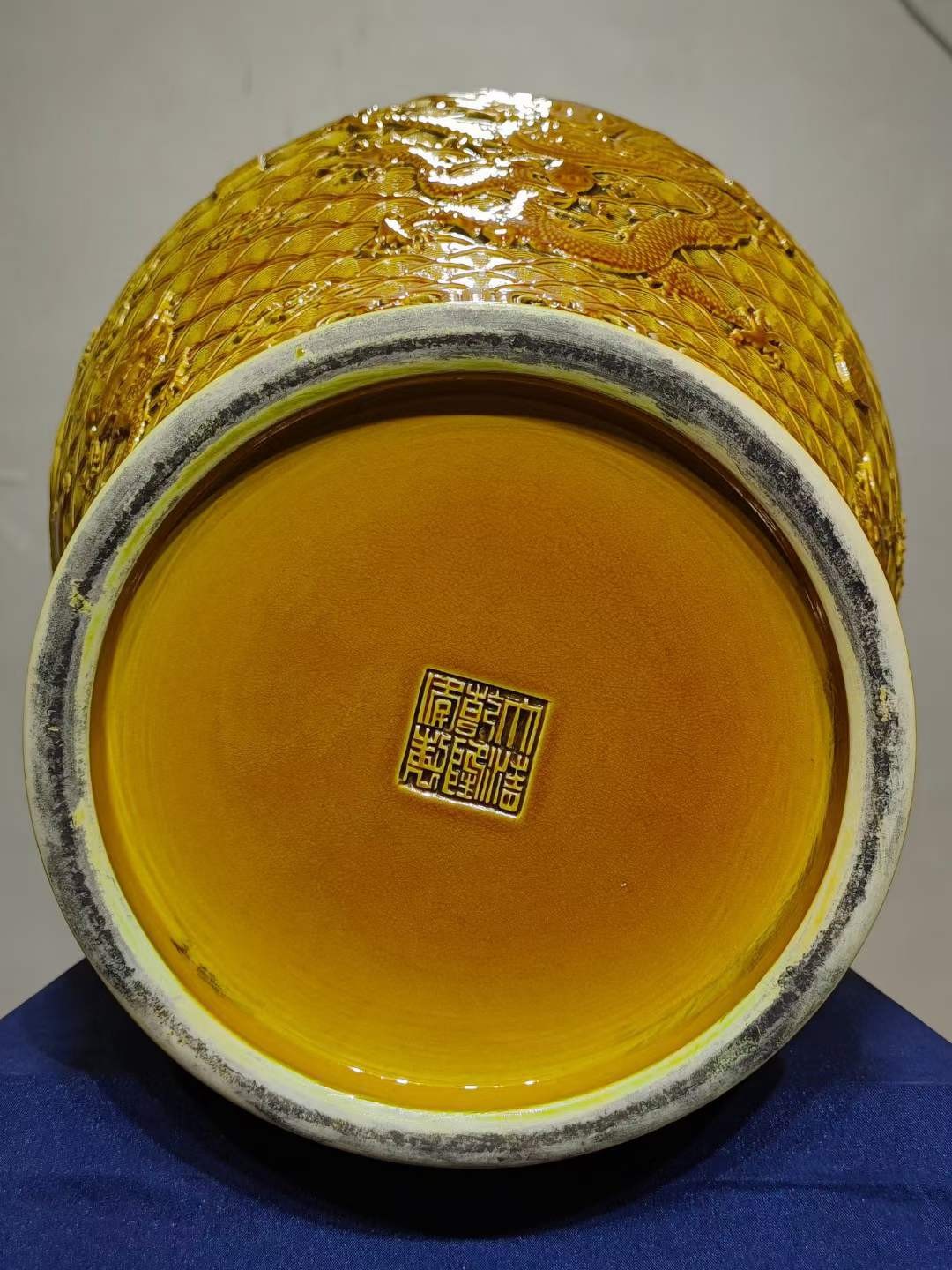 美品·款识“大清乾隆年制”精工细作满工黄釉高浮雕刻瓷海水龙纹梅瓶