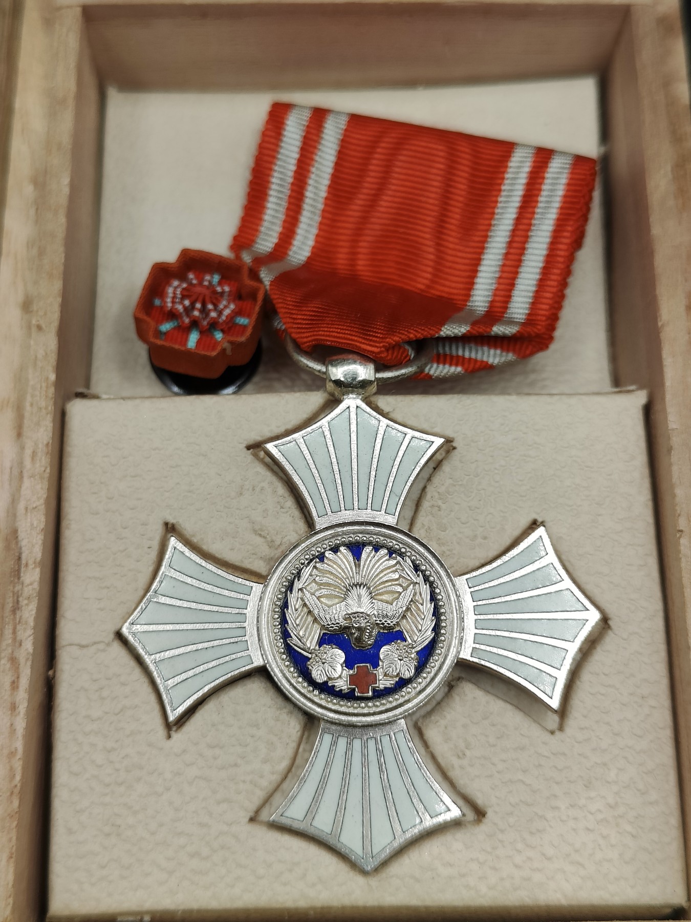 全场0元起拍 第91期 咸鱼国勋章拍卖专场 9月17日（周日）下午6：00开始 日本赤十字有功章 银制带盒略