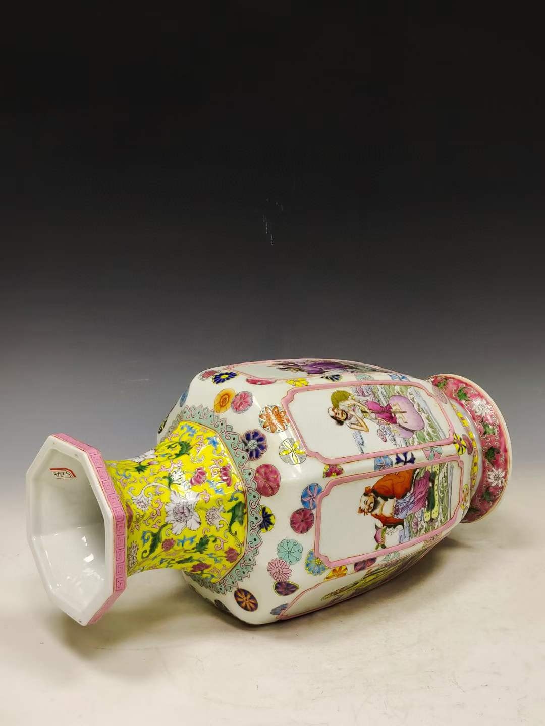 美品·款识“大清乾隆年制”精工细作满工粉彩八面开窗八仙过海纹瓜棱尊瓶。 美品·款识“大清乾隆年制”精工细作满工粉彩八面开窗八仙过海纹瓜棱尊瓶。