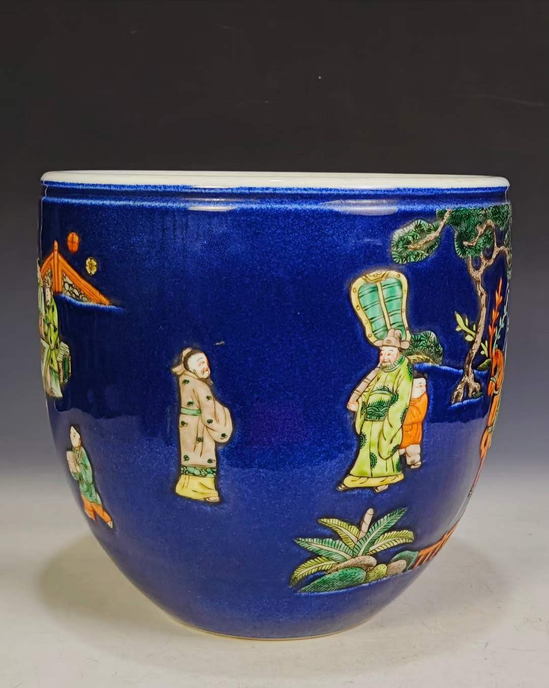 美品·款识“慎德堂博古制”精工细作满工洒蓝釉刻瓷人物纹卷缸。