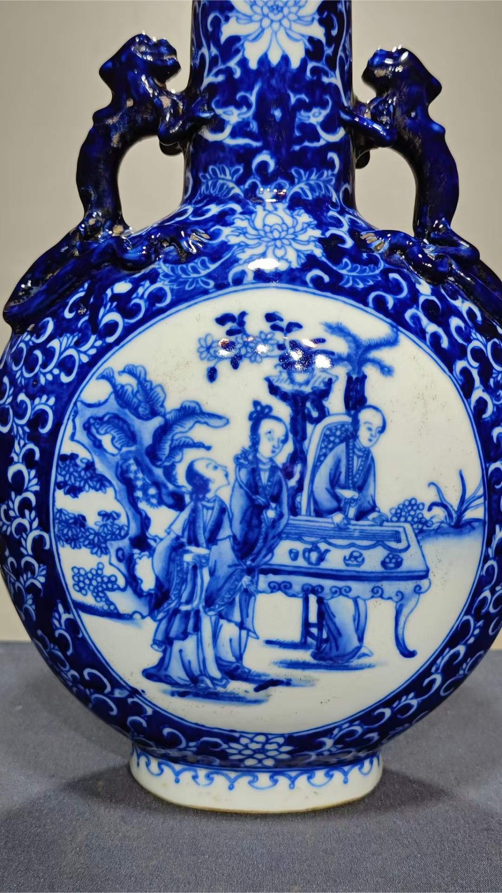 美品·款识“大清康熙年制”精工细作满工青花留白花卉缠枝莲两面开窗仕女图纹螭龙贯耳抱月瓶。