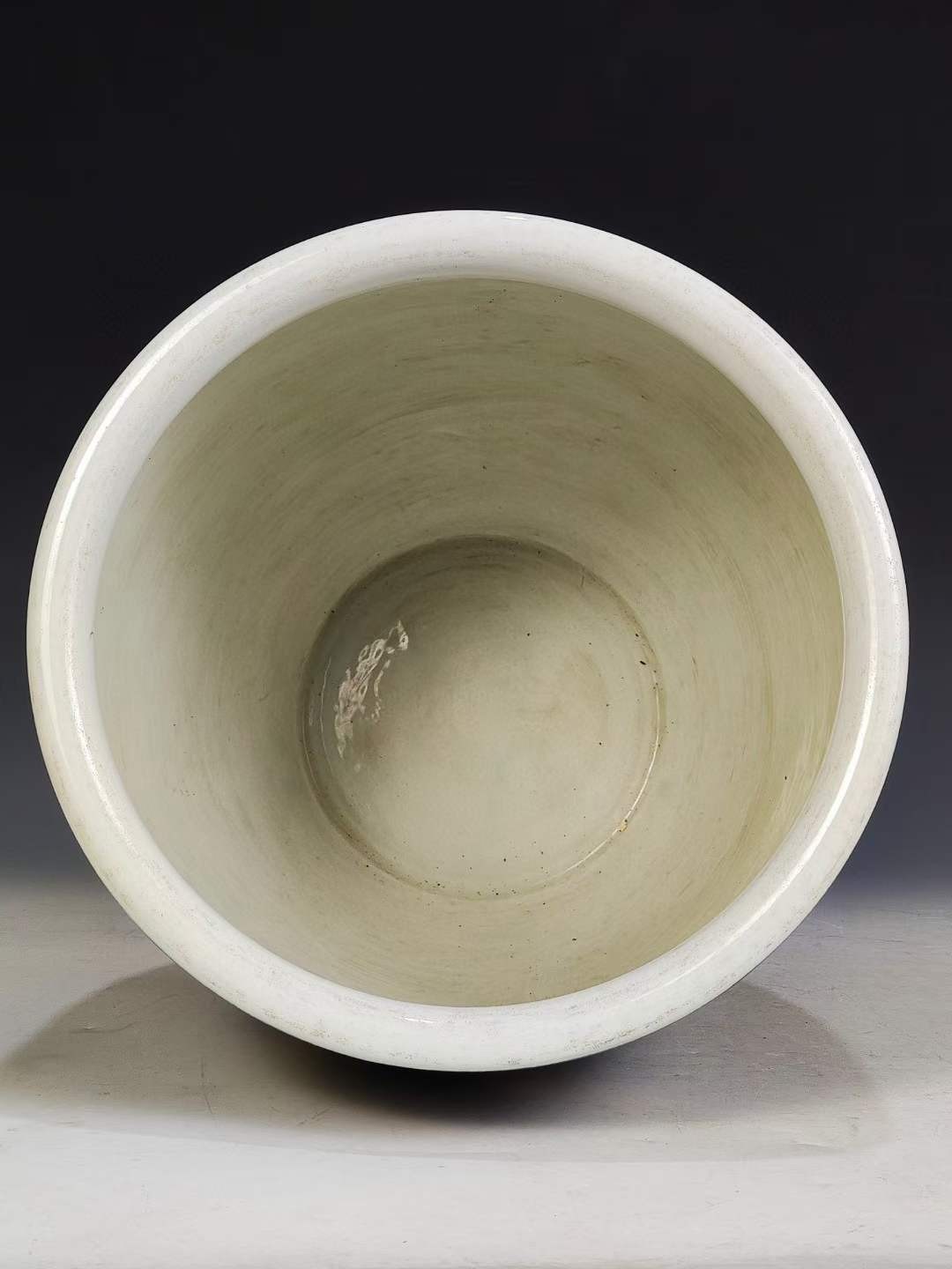 美品·款识“慎德堂博古制”精工细作满工洒蓝釉刻瓷人物纹卷缸。