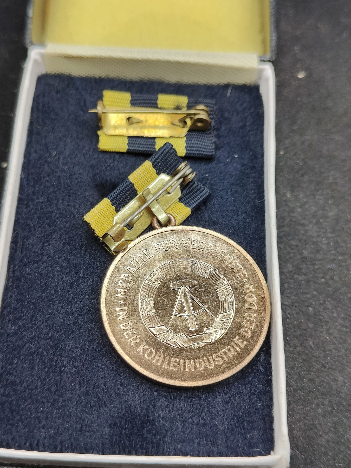 全场0元起拍 第91期 咸鱼国勋章拍卖专场 9月17日（周日）下午6：00开始 东德煤炭工业功绩奖章 带实体略带盒